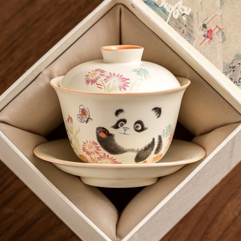 【Teapot】Panda Playing with Butterflies Cream-colored Covered Tea bowl