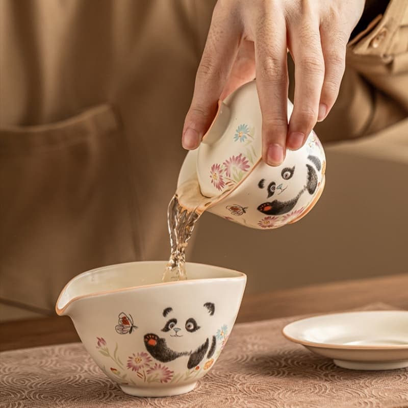 【Teapot】Panda Playing with Butterflies Cream-colored Covered Tea bowl